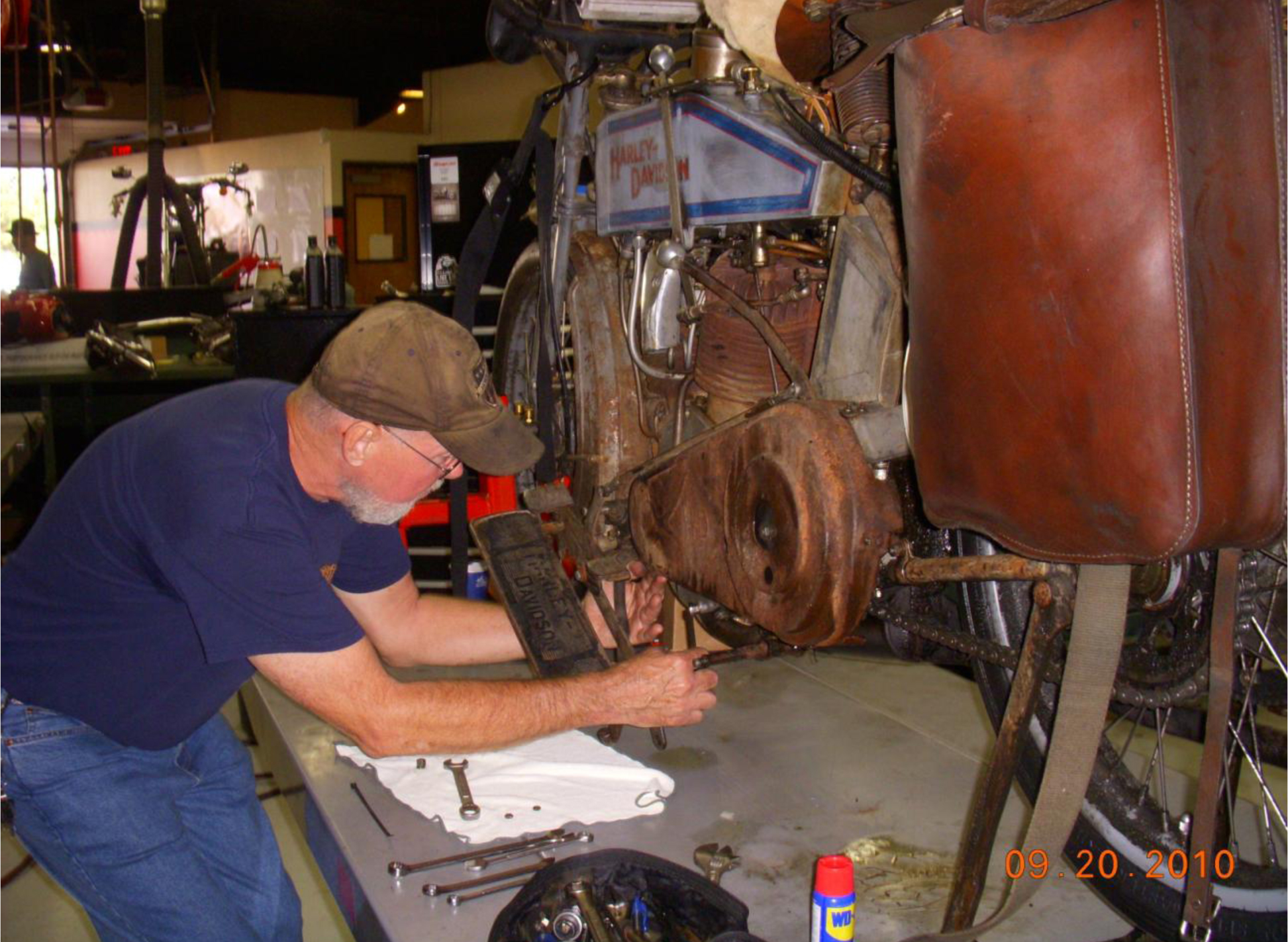 Pigpen wrenches on Buzz Kantor’s 1915 Harley during the 2010 Motorcycle Cannonball.